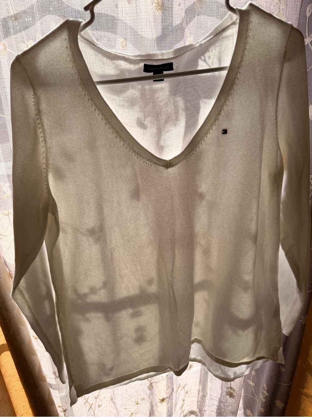 Tommy Hilfiger Women's Cream V-Neck Lightweight Knit